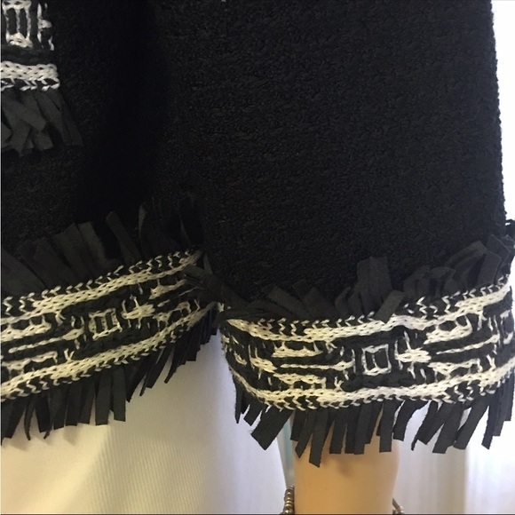 ST. JOHN BLACK AND WHITE CARDIGAN SWEATER SIZE 10 LIKE NEW CONDITION - Picture 6 of 10